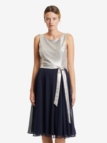 Robe de cocktail Vera Mont en argent : devant