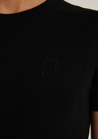CHASIN' Shirt in Black