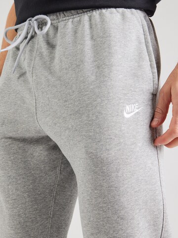 Nike Sportswear - Tapered Pantalón 'Club Fleece' en gris