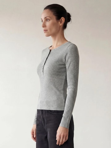 ARMIE Tričko 'The Petra Henley Slim-Fit Top - LGM' – šedá