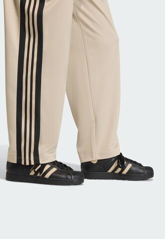 ADIDAS ORIGINALS - Loosefit Pantalón en beige