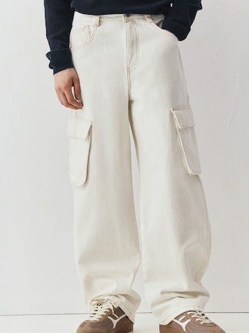 Baggy Jeans cargo Pull&Bear en blanc : devant