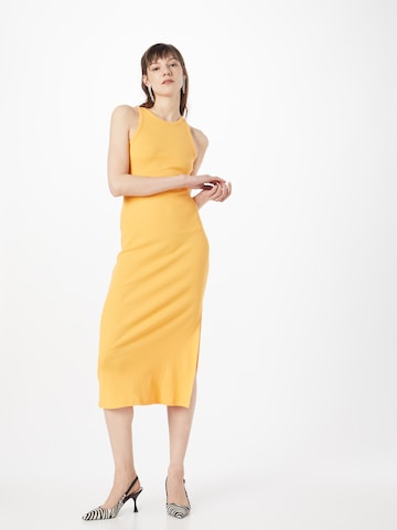 Robe Gestuz en orange : devant