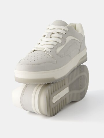 Sneaker bassa di Bershka in grigio