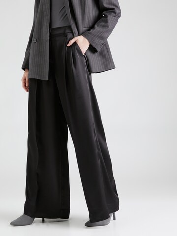 Wide leg Pantaloni con pieghe di REMAIN in nero: frontale