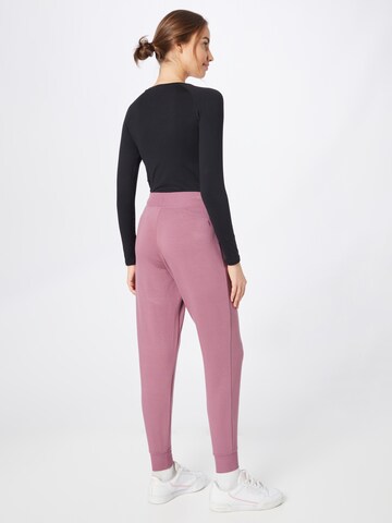 Tapered Pantaloni sportivi di SKECHERS in rosa