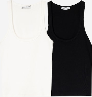 Top de la Bershka pe negru: față