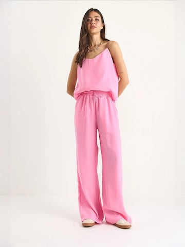 Completo pantalone di Bianco Lucci in rosa