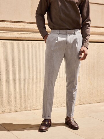 Next Tapered Bandplooibroek in Grijs: voorkant