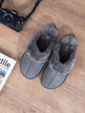 Island Boot Домашни пантофи 'EMEFA' в сиво