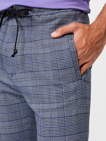 DRYKORN Slimfit Chino nadrág 'JEGER' - kék