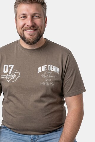 Men Plus Shirt in Brown