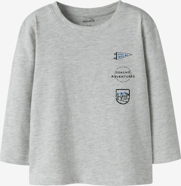 NAME IT Shirt 'NMMOBRIAN' in Grijs: voorkant