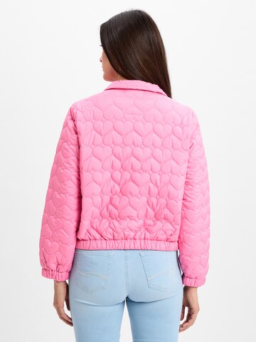 Marie Lund Tussenjas ' ' in Roze