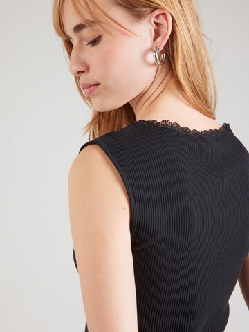 Top de la PIECES pe negru
