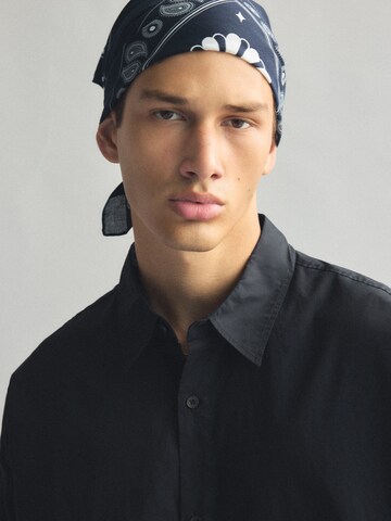 Pull&Bear Comfort Fit Skjorta i svart