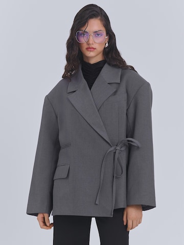 Blazer 'WRAP OVERSIZED BLAZER' AEMMI en gris : devant