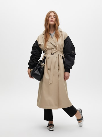 Cappotto di mezza stagione di Lola Casademunt in beige