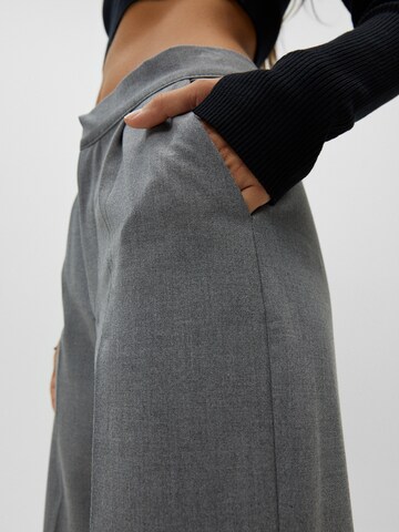 Pull&Bear Široke hlačnice Hlače z naborki | siva barva