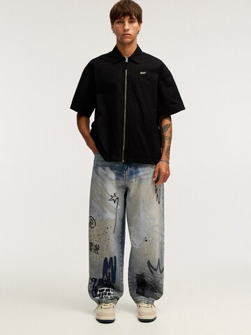 Pull&Bear Ohlapna forma Kavbojke | modra barva