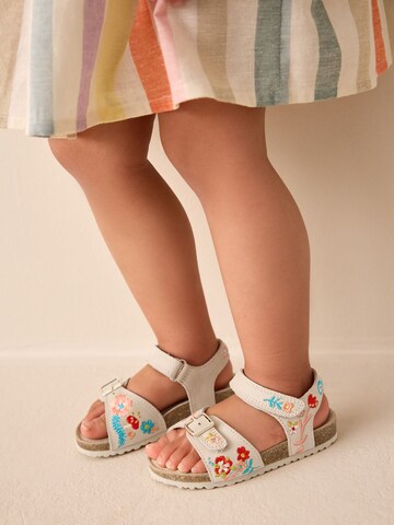 Next Сандали в бежово