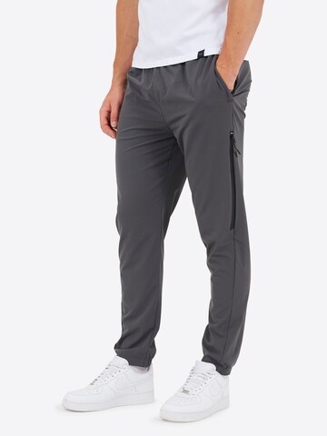 BRAVE SOUL Tapered Bukser i grå: forside