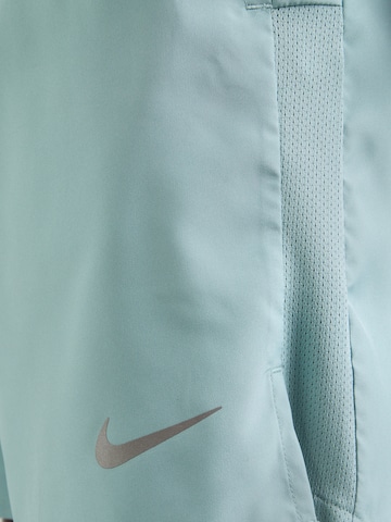 NIKE Regular Sportshorts 'CHALLENGER' in Grün