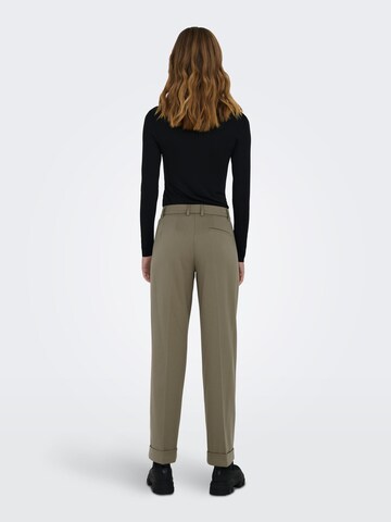 regular Pantaloni con pieghe 'SULAJMA' di ONLY in grigio
