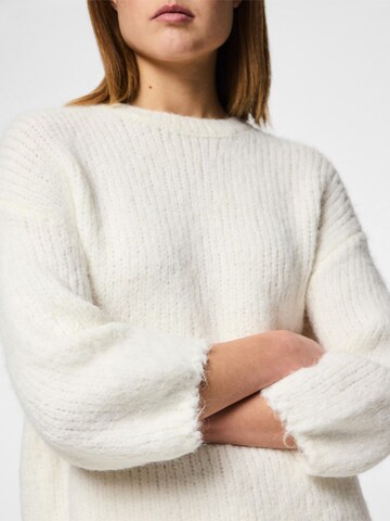 Pull-over 'Dalaila' PIECES en blanc