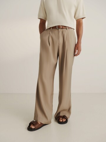 Guido Maria Kretschmer Men Regular Pleat-front trousers 'Jonte' in Beige: front