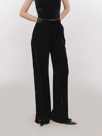 4TAILORS Flared Broek in Zwart: voorkant