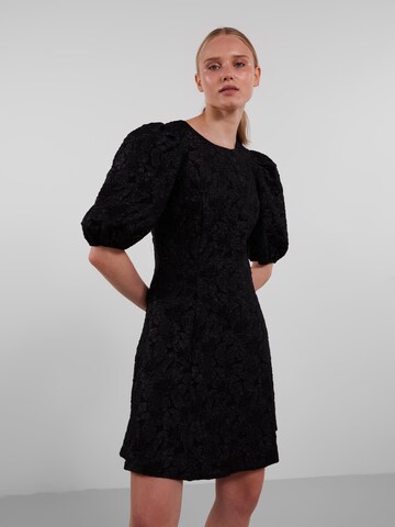 Rochie 'Alima' de la PIECES pe negru: față