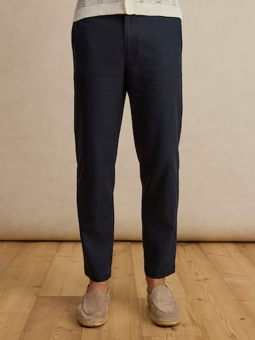 DAN FOX APPAREL Szabványos Nadrág 'Halil' - kék: elől