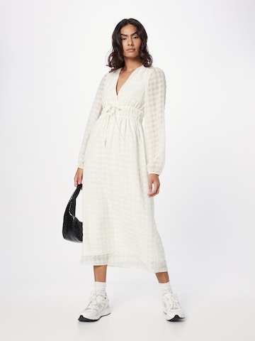 Robe 'Misty' Gina Tricot en blanc