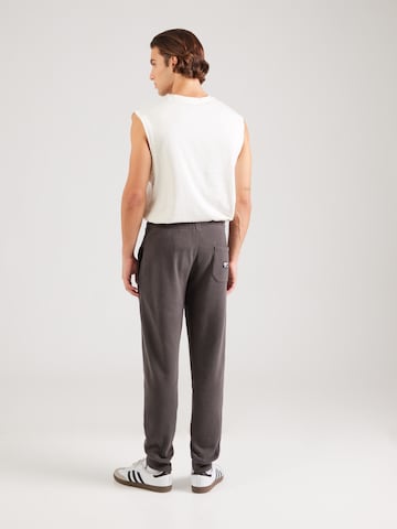 Superdry - Tapered Pantalón 'Essential' en marrón