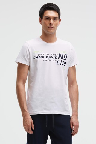 Tricou de la CAMP DAVID pe alb: față