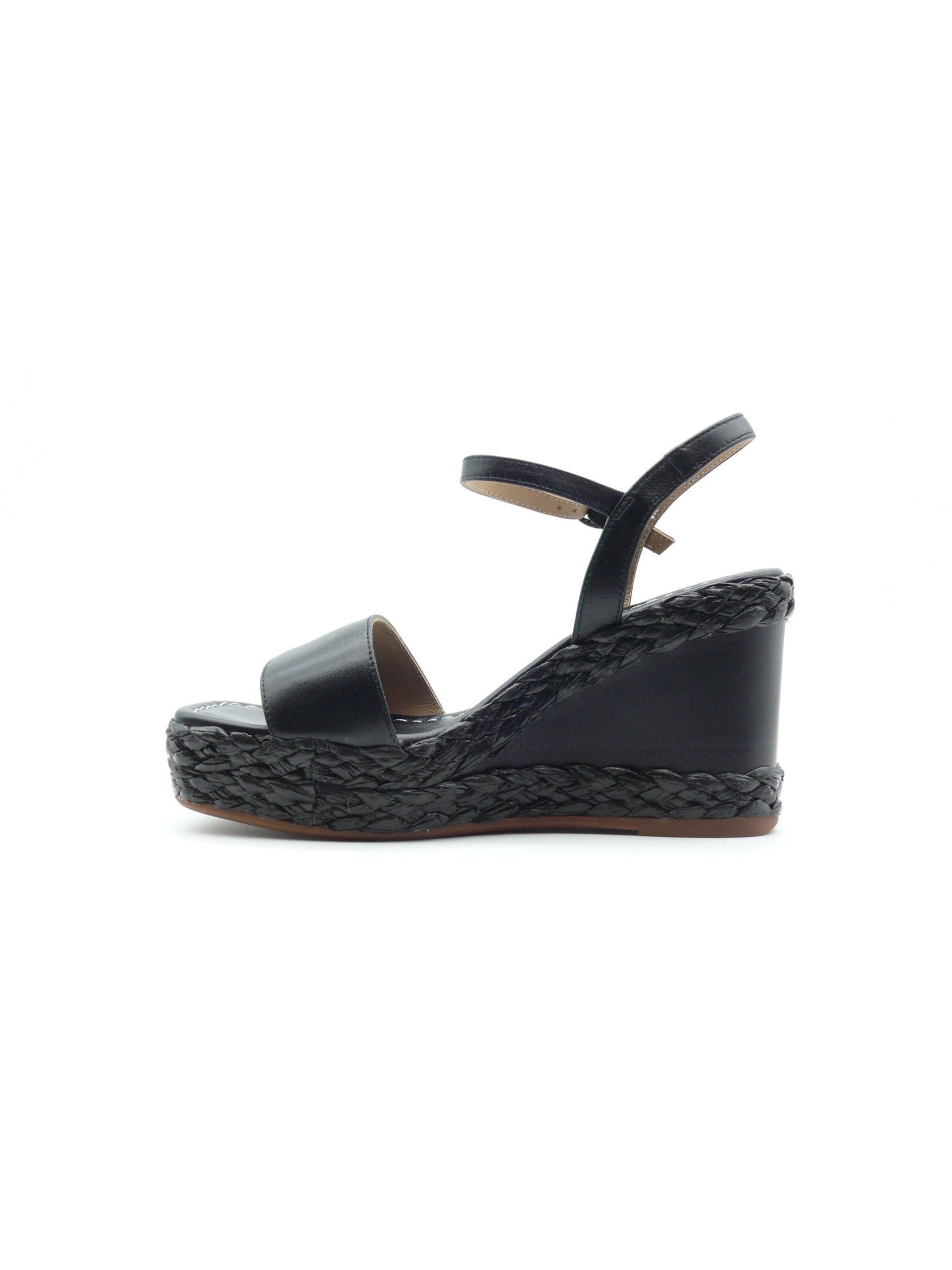 Alma En Pena Strap sandal in Black