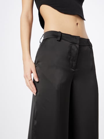 Wide Leg Pantalon à plis 'Riley' WEEKDAY en noir