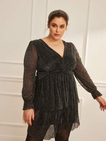 Rochie 'Elonie' de la Guido Maria Kretschmer Curvy pe negru: față