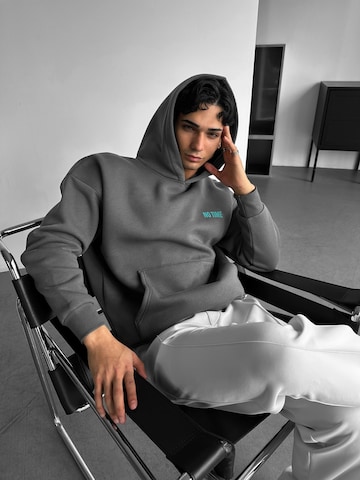 Sweat-shirt 'Oversize “No Time for Nonsense” Hoodie - Anthracite and Blue' Kleidermafia en gris