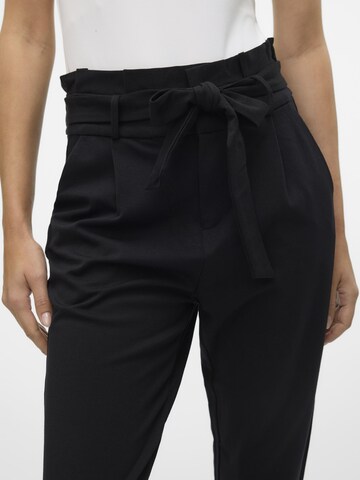 VERO MODA Slimfit Élére vasalt nadrágok 'Eva' - fekete
