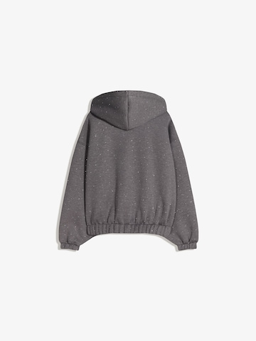 Hanorac de la Bershka pe gri