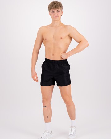 Nike Swim Regular Sportbadeshorts in Schwarz