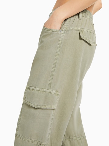 Bershka Tapered Cargo nadrágok - zöld