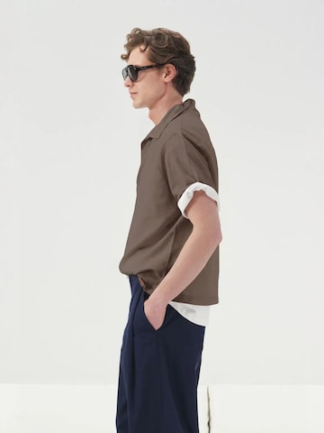 Fit confort Chemise Giesto en marron : devant