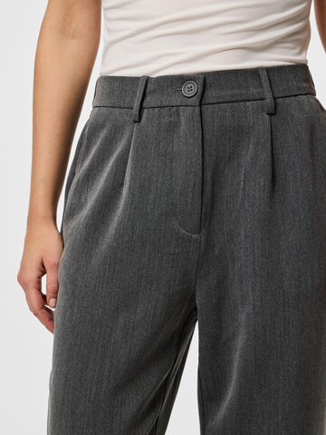 regular Pantaloni 'PCKamil' di PIECES in grigio