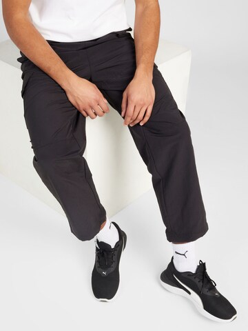 PUMA Lużny krój Spodnie sportowe 'Classics' w kolorze czarny