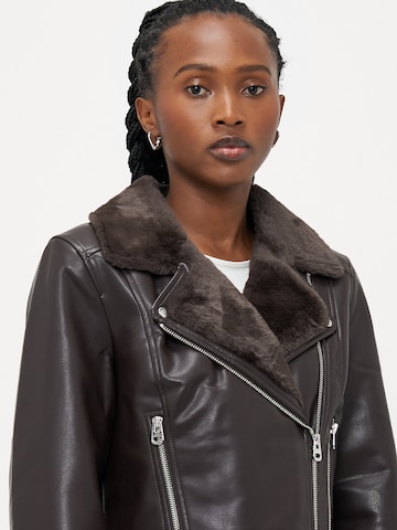 Vero Moda Petite - Chaqueta de entretiempo 'VMHAILEY' en marrón
