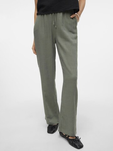 Regular Pantalon 'LINE' VERO MODA en vert : devant