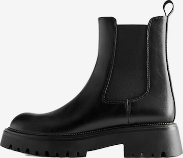 Ghete chelsea de la Pull&Bear pe negru: față